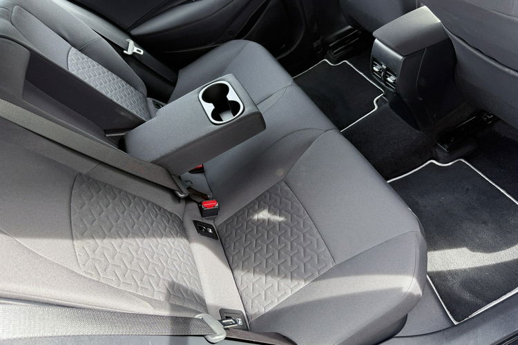 Toyota Corolla Hybryda niski przebieg oryginalny lakier zdjęcie 11