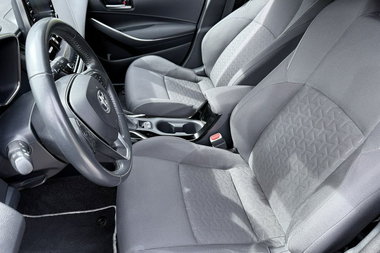 Toyota Corolla Hybryda niski przebieg oryginalny lakier zdjęcie 26