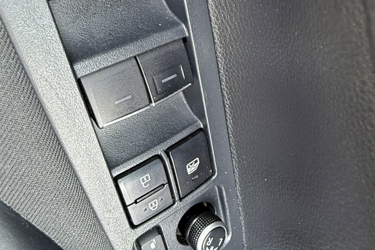 Toyota Corolla Hybryda niski przebieg oryginalny lakier zdjęcie 28