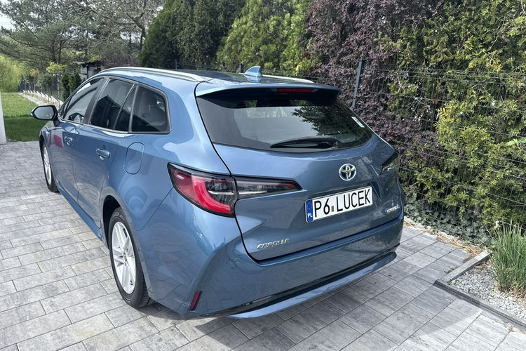 Toyota Corolla Hybryda niski przebieg oryginalny lakier zdjęcie 3