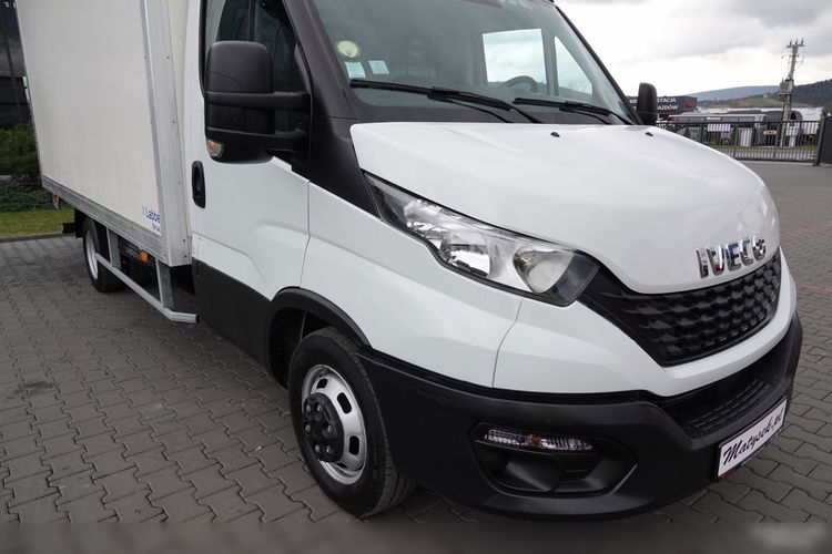 Iveco DAILY 3.0 / KONTENER-FURGON / WINDA 750 KG / DMC: 3500 KG / NISKI PRZEBIEG / 2021 zdjęcie 11