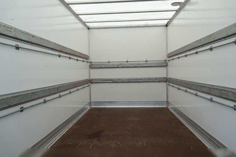 Iveco DAILY 3.0 / KONTENER-FURGON / WINDA 750 KG / DMC: 3500 KG / NISKI PRZEBIEG / 2021 zdjęcie 19