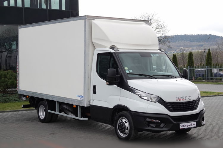 Iveco DAILY 3.0 / KONTENER-FURGON / WINDA 750 KG / DMC: 3500 KG / NISKI PRZEBIEG / 2021 zdjęcie 2