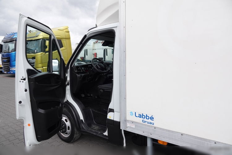 Iveco DAILY 3.0 / KONTENER-FURGON / WINDA 750 KG / DMC: 3500 KG / NISKI PRZEBIEG / 2021 zdjęcie 31