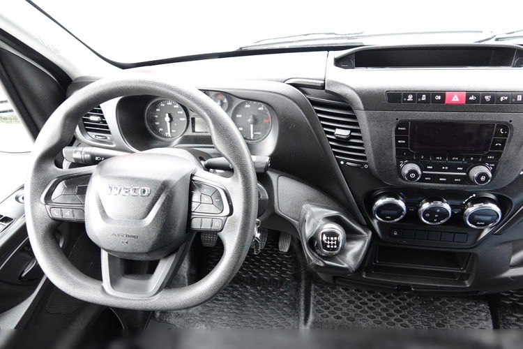 Iveco DAILY 3.0 / KONTENER-FURGON / WINDA 750 KG / DMC: 3500 KG / NISKI PRZEBIEG / 2021 zdjęcie 37