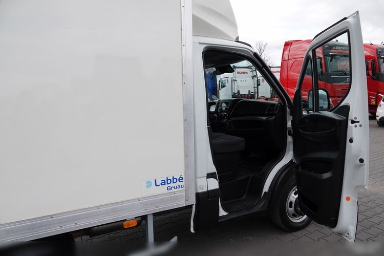 Iveco DAILY 3.0 / KONTENER-FURGON / WINDA 750 KG / DMC: 3500 KG / NISKI PRZEBIEG / 2021 zdjęcie 43
