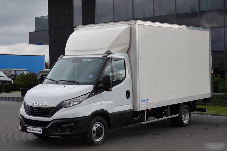 Iveco DAILY 3.0 / KONTENER-FURGON / WINDA 750 KG / DMC: 3500 KG / NISKI PRZEBIEG / 2021 zdjęcie 4