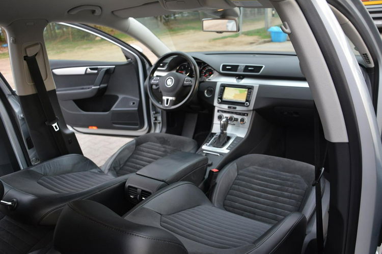 Volkswagen Passat Highline Radar ACC Kamera 4-Motion bi-Xenon Ledy Skóry Navi 2xParktr. zdjęcie 19