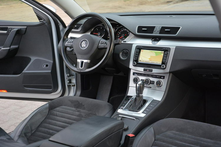 Volkswagen Passat Highline Radar ACC Kamera 4-Motion bi-Xenon Ledy Skóry Navi 2xParktr. zdjęcie 20