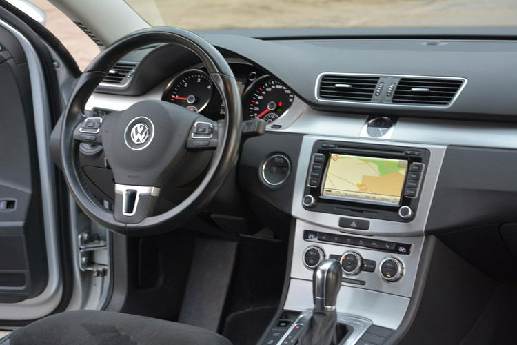 Volkswagen Passat Highline Radar ACC Kamera 4-Motion bi-Xenon Ledy Skóry Navi 2xParktr. zdjęcie 21