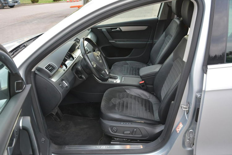 Volkswagen Passat Highline Radar ACC Kamera 4-Motion bi-Xenon Ledy Skóry Navi 2xParktr. zdjęcie 22
