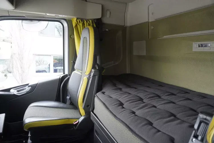 Mercedes FH16 750 8x4 / 750 KM / Ładowność 21.8 t / zabudowa z kłonicami zdjęcie 16