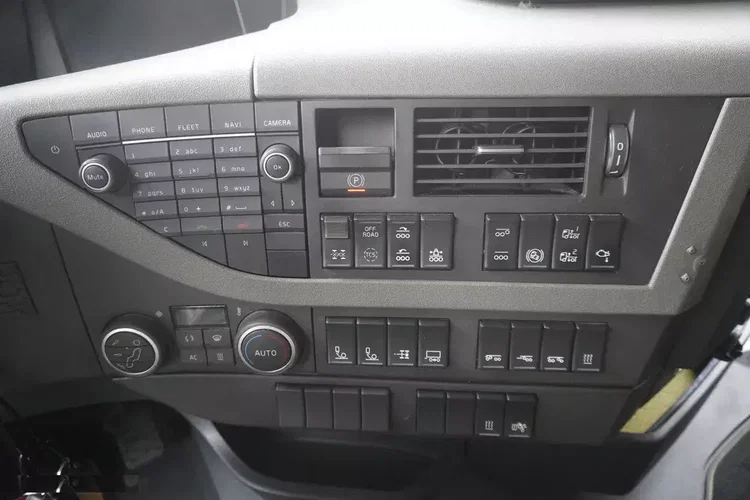 Mercedes FH16 750 8x4 / 750 KM / Ładowność 21.8 t / zabudowa z kłonicami zdjęcie 26