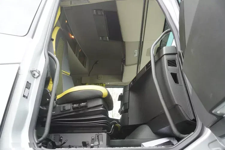 Mercedes FH16 750 8x4 / 750 KM / Ładowność 21.8 t / zabudowa z kłonicami zdjęcie 30