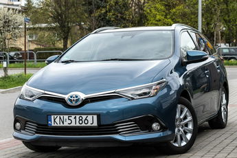 Toyota Auris 1.8_Hybryda_99KM_141 tyś. km