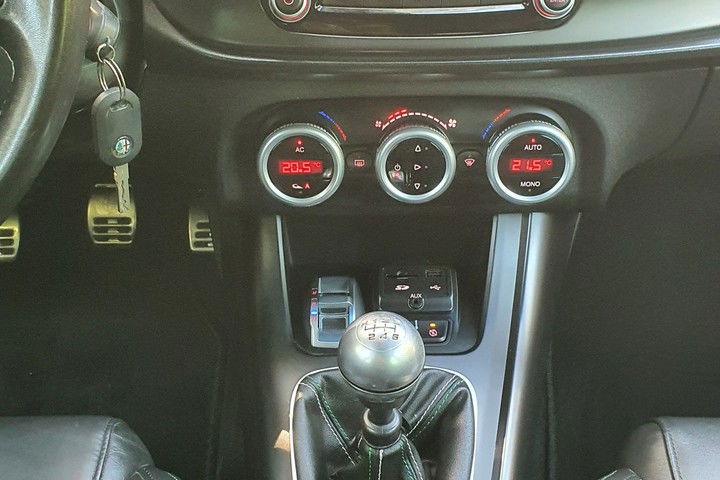 Alfa Romeo Giulietta 2.0 JTDm 150KM # Q2 # Navi # DNA # Climatronic # Skóra # Alkantara zdjęcie 21