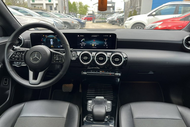 Mercedes CLA 180 1wł 100% Bez wypadek Panorama dac LED FV23% Kamera Stan Idealny zdjęcie 16