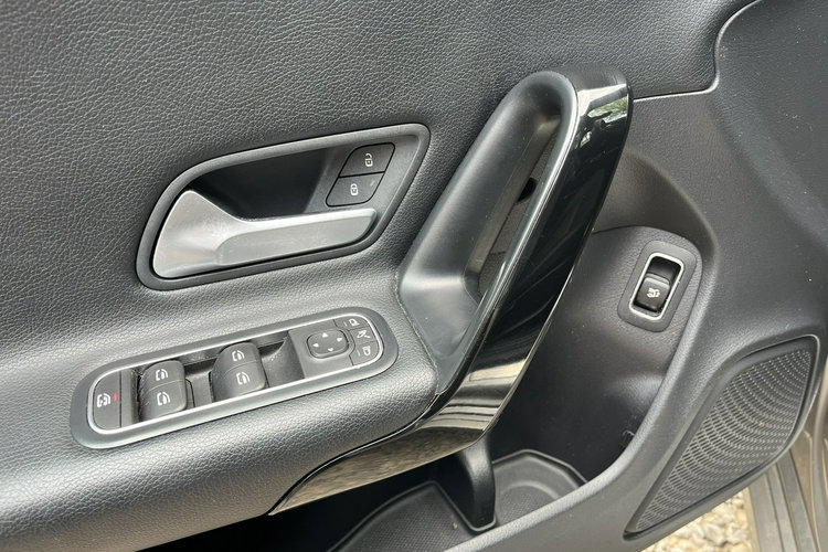 Mercedes CLA 180 1wł 100% Bez wypadek Panorama dac LED FV23% Kamera Stan Idealny zdjęcie 19