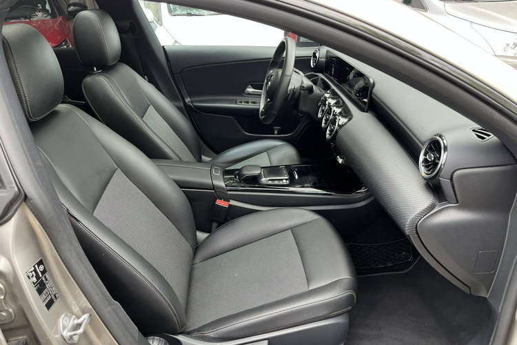 Mercedes CLA 180 1wł 100% Bez wypadek Panorama dac LED FV23% Kamera Stan Idealny zdjęcie 23