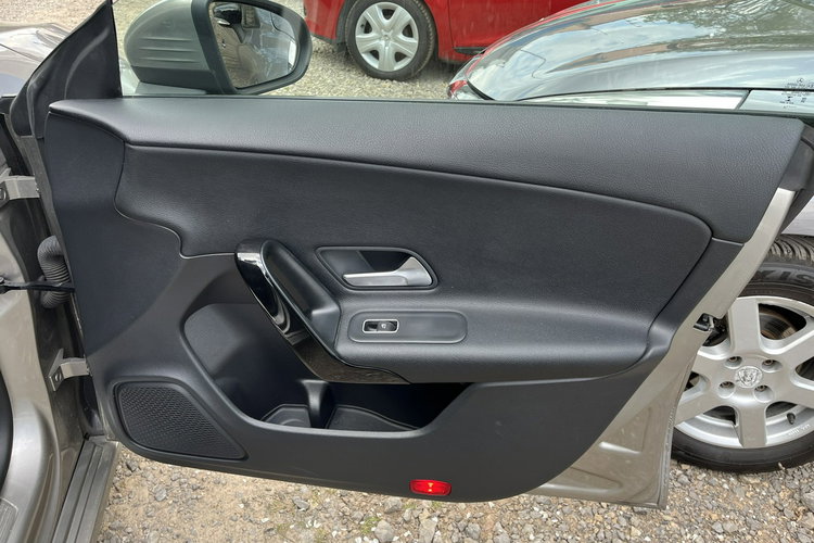 Mercedes CLA 180 1wł 100% Bez wypadek Panorama dac LED FV23% Kamera Stan Idealny zdjęcie 24