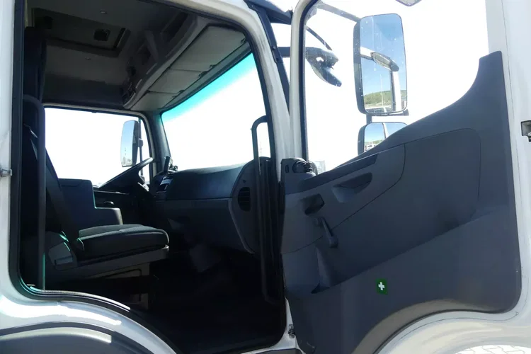Mercedes ATEGO 1218 / KONTENER 8.20 + WINDA / / zdjęcie 24