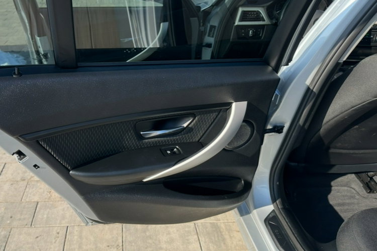 BMW 320 Bardzo zadbana - bezwypadkowa zdjęcie 16