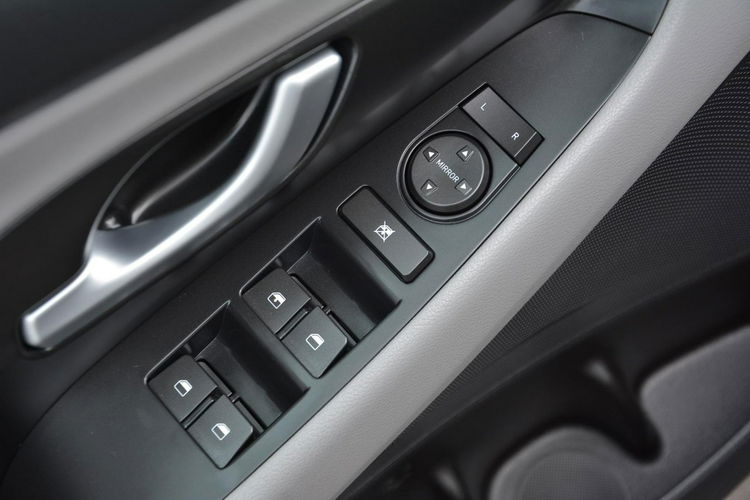 Hyundai i30 Fastback Navi Ledy Grzana Kierownica Asysten pasa 1-ręce ASO zdjęcie 26