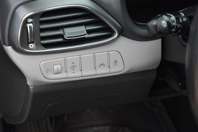 Hyundai i30 Fastback Navi Ledy Grzana Kierownica Asysten pasa 1-ręce ASO zdjęcie 27