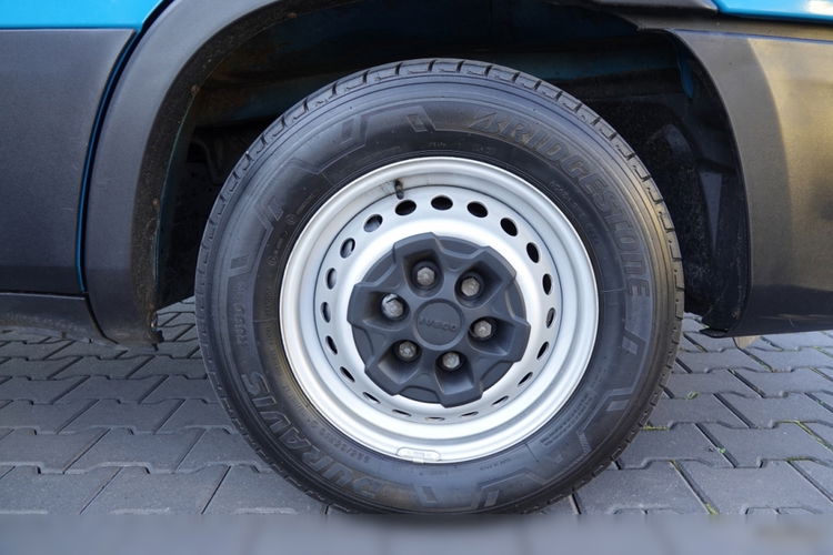 Iveco DAILY 2.3 D / BLASZAK / 2021 ROK / SPROWADZONY / PO KONTRAKCIE SERWISOWYM zdjęcie 19