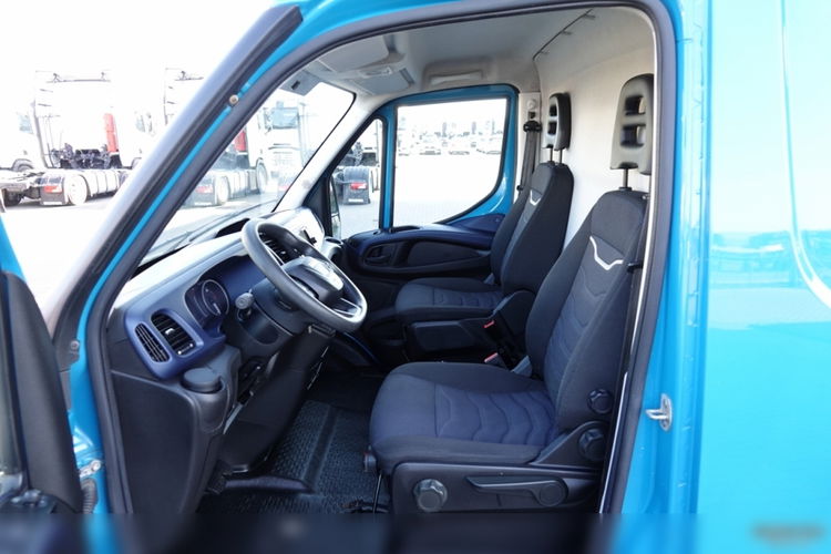 Iveco DAILY 2.3 D / BLASZAK / 2021 ROK / SPROWADZONY / PO KONTRAKCIE SERWISOWYM zdjęcie 30