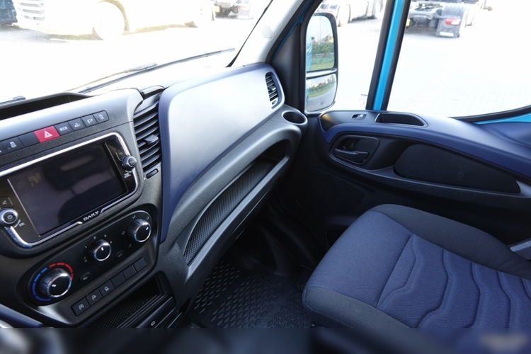 Iveco DAILY 2.3 D / BLASZAK / 2021 ROK / SPROWADZONY / PO KONTRAKCIE SERWISOWYM zdjęcie 37