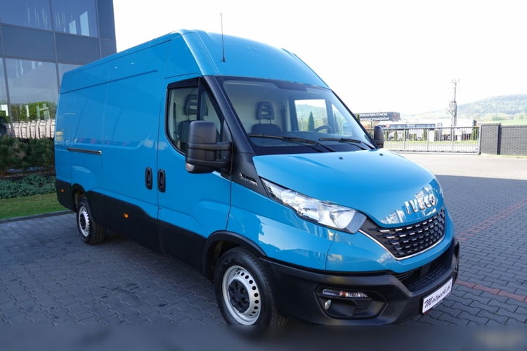 Iveco DAILY 2.3 D / BLASZAK / 2021 ROK / SPROWADZONY / PO KONTRAKCIE SERWISOWYM zdjęcie 3