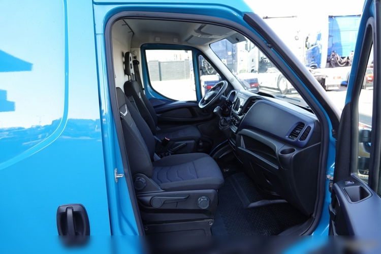Iveco DAILY 2.3 D / BLASZAK / 2021 ROK / SPROWADZONY / PO KONTRAKCIE SERWISOWYM zdjęcie 41