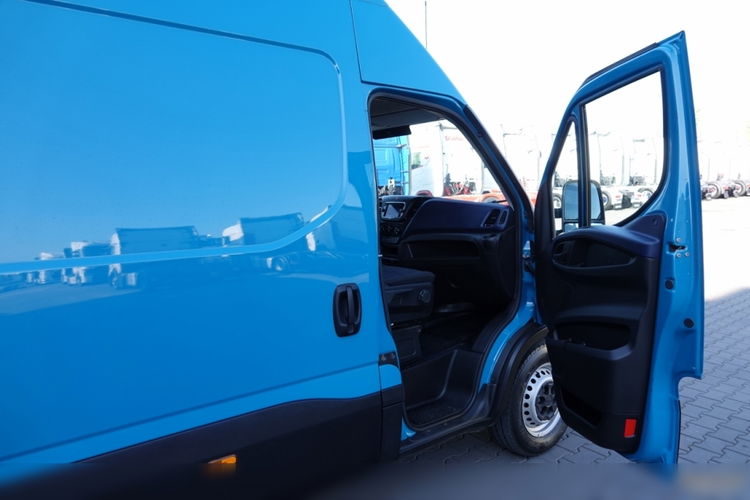 Iveco DAILY 2.3 D / BLASZAK / 2021 ROK / SPROWADZONY / PO KONTRAKCIE SERWISOWYM zdjęcie 42