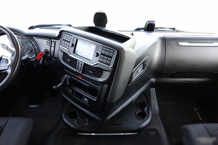 Iveco S-WAY / 530 / RETARDER / KLIMA POSTOJOWA / CAŁA NA PODUSZKACH / OPONY 100% / SPROWADZONY / PO KONTRAKCIE SERWISOWYM  zdjęcie 33