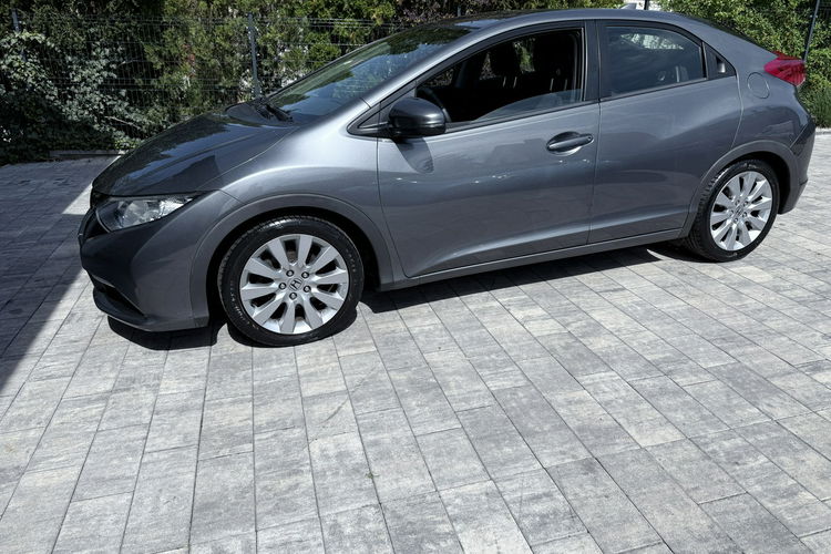 Honda Civic 1.8 V TEC Zadbana Serwisowana z bardzo niskim przebiegiem zdjęcie 2