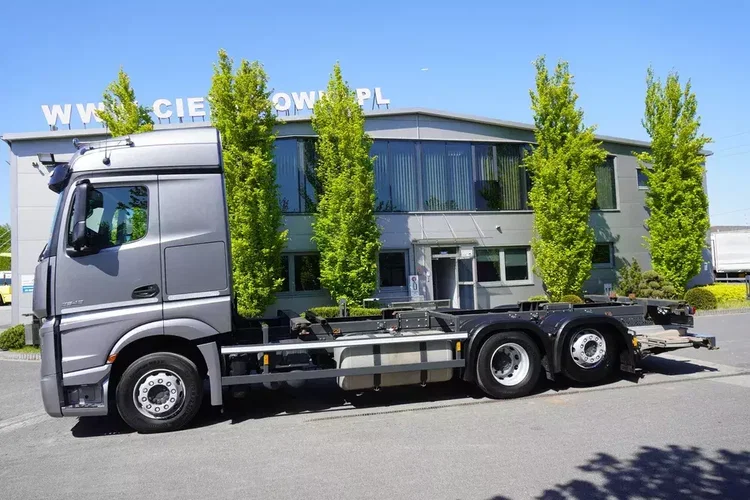 Mercedes Actros 2542 / Kabina Gigasalonka / BDF / 190 tys. km zdjęcie 2