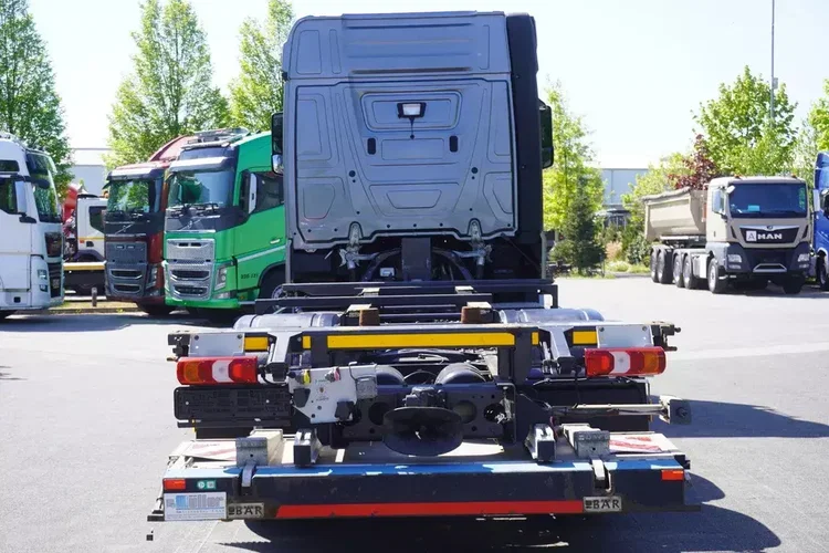 Mercedes Actros 2542 / Kabina Gigasalonka / BDF / 190 tys. km zdjęcie 4