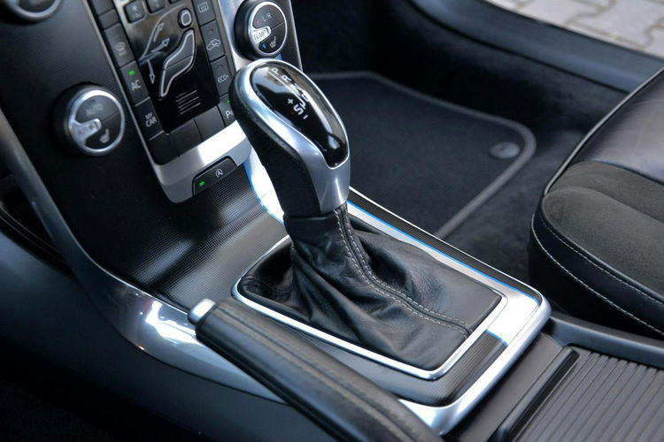 Volvo V40 R-Design Xenon LED Automat Kamera Navi Skóry Virtual zegary Alu 18" zdjęcie 30