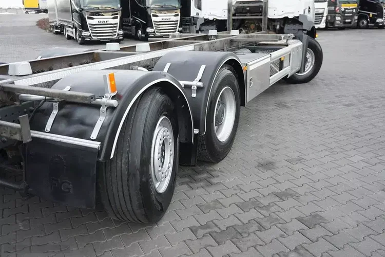 Mercedes / ANTOS / 2535 / ACC / E 6 / BDF + WINDA / 7.15 , 7.45, 7.82 M / OŚ SKRĘTNA zdjęcie 19