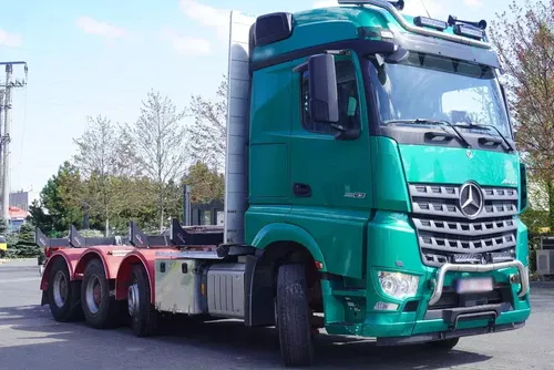 Mercedes Arocs 3563 8×4 / 630 KM / oś skrętna / Zabudowa z kłonicami