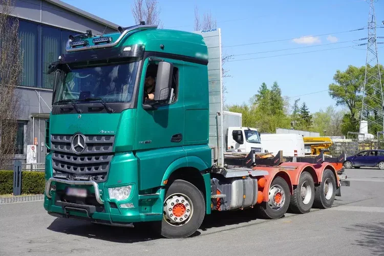 Mercedes Arocs 3563 8×4 / 630 KM / oś skrętna / Zabudowa z kłonicami zdjęcie 12