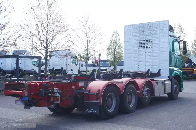 Mercedes Arocs 3563 8×4 / 630 KM / oś skrętna / Zabudowa z kłonicami zdjęcie 8