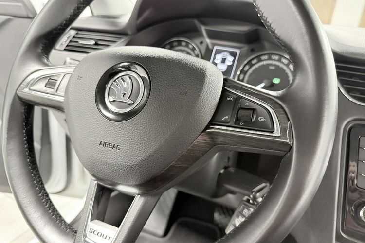 Skoda Octavia SCOUT 2.0 TDI 184KM DSG 4x4 AppleCar LED Duża Navi Tempomat Black HAK zdjęcie 21