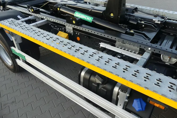 Iveco EUROCARGO 120E-220 / HAKOWIEC / EURO 6 / NISKI PRZEBIEG / MANUAL / zdjęcie 16