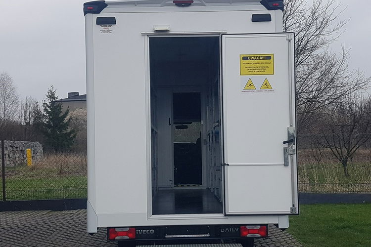 Iveco Daily KONTENER NISKOPODŁOGOWY 4.43x2.23x2.42 SKLEP BAR FOODTRUCK KAMPER AC zdjęcie 5