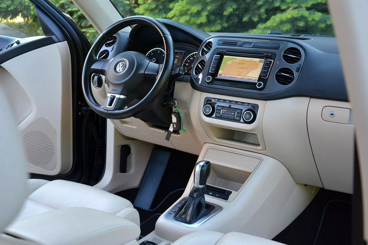 Volkswagen Tiguan 4-Motion Panorama Skóry Ledy Bi-xenony Navi Kamera 2xParktr. Hak zdjęcie 19