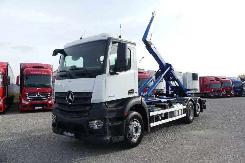 samochód ciężarowy Mercedes zdjęcie 1