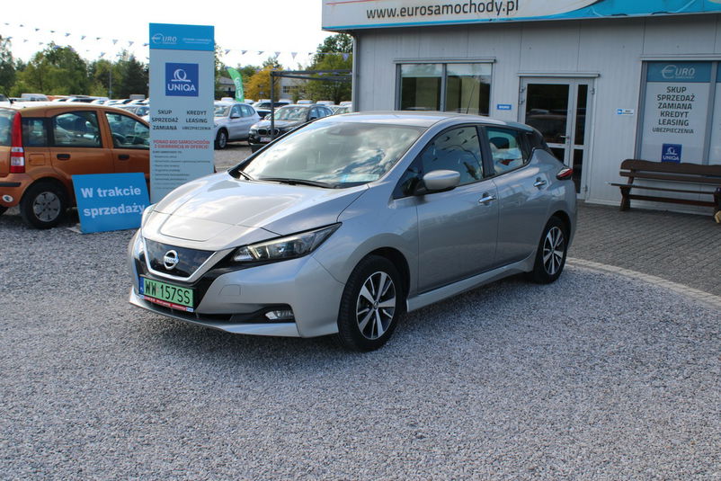 samochód osobowy Nissan zdjęcie 1