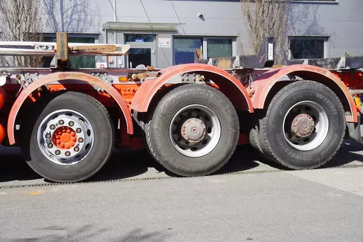 Mercedes Arocs 3563 8×4 / 630 KM / oś skrętna / Zabudowa z kłonicami zdjęcie 25